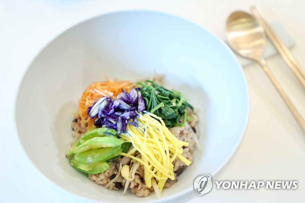 문 대통령, 여야 5당 원내대표 오찬에 오색비빔밥