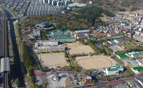 수로왕 탄생 구지봉 문화재보호구역 지정…학교 이전 난제