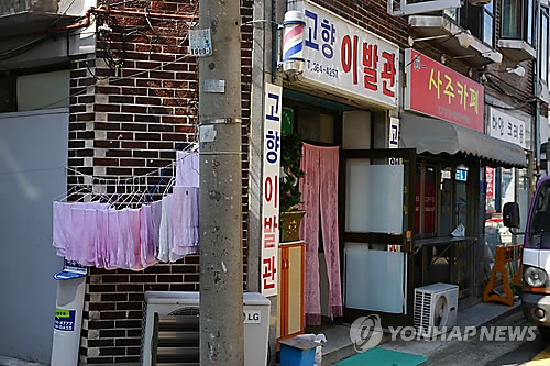 쇠락하는 부산 동네 이발소 바버숍으로 변신