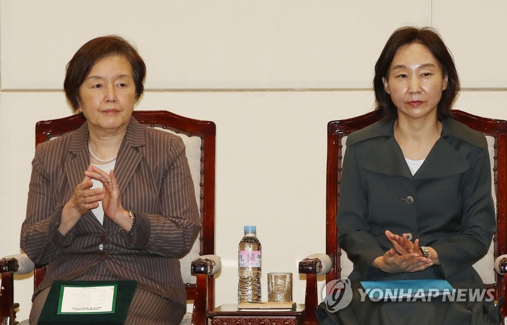 박수치는 김혜숙-최혜리
