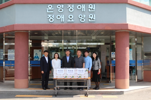 [충남소식] 아산교육청, 사회복지시설에 과자·과일 세트 전달