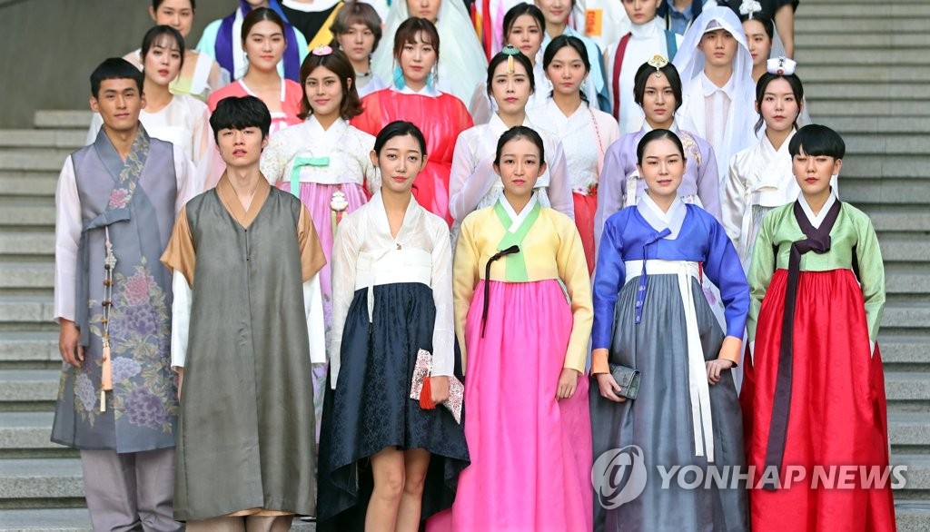 한자리에 모인 디자인 한복 패션