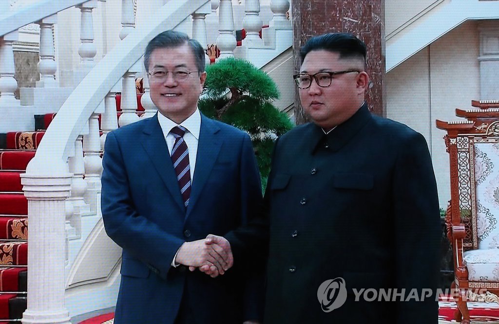 [평양정상회담] 남북 정상, 정상회담 앞두고 악수