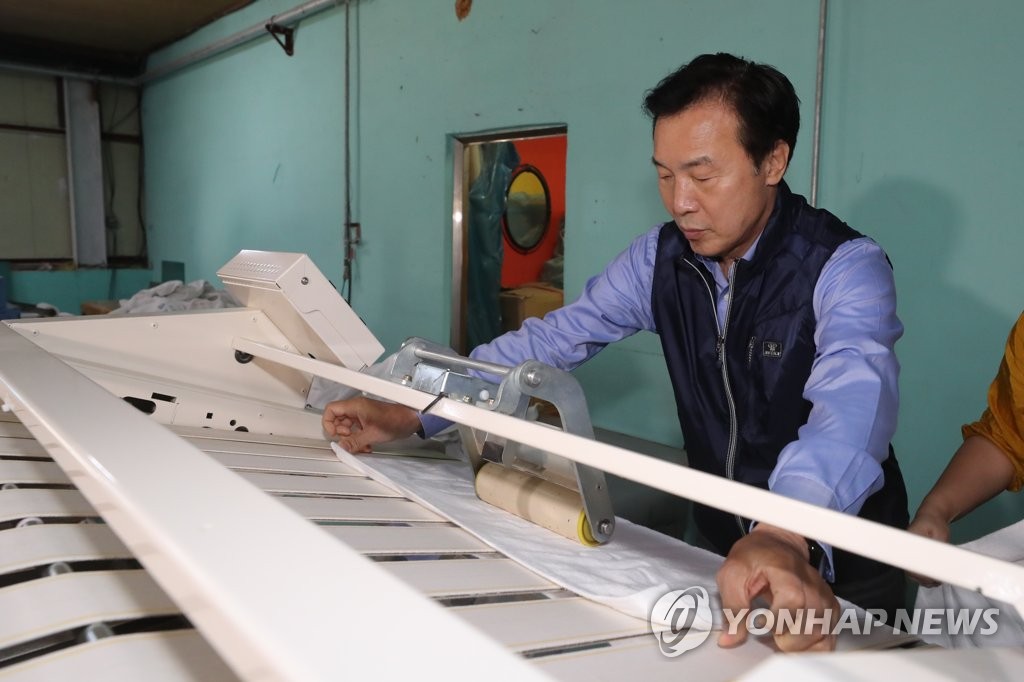 세탁물 정리 체험하는 손학규