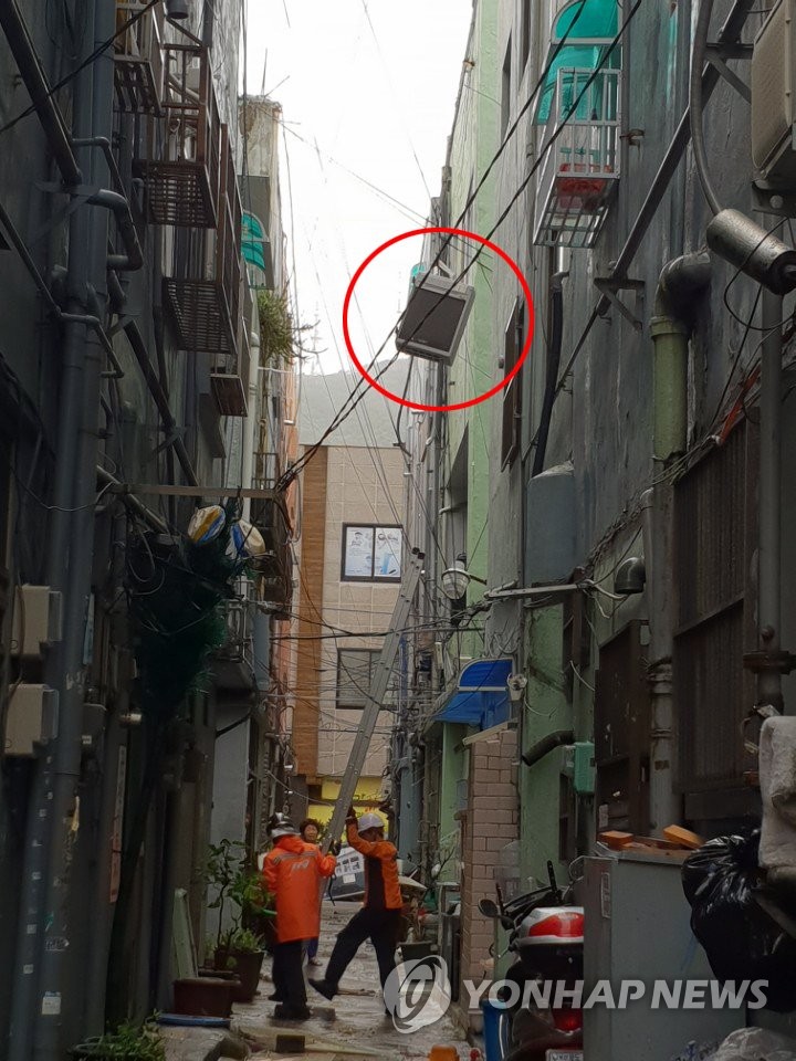 태풍에 에어컨 실외기도 아슬아슬 추락 위기