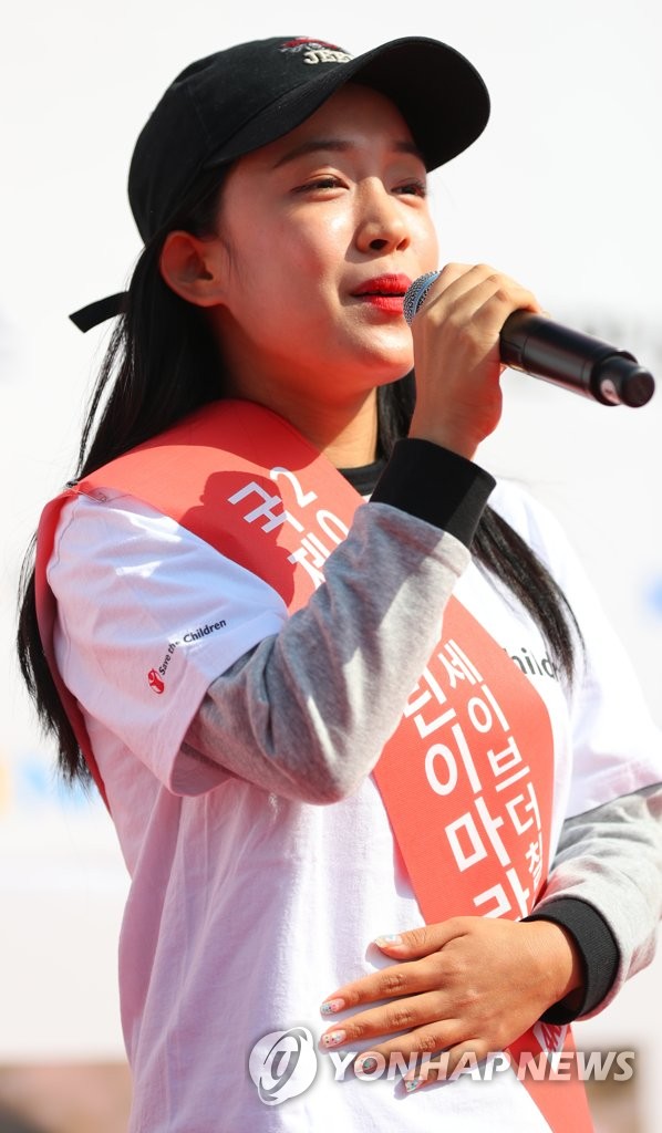 인사말하는 조수현