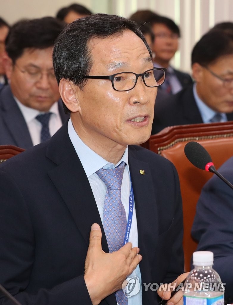 답변하는 이병호  한국농수산식품유통공사 사장