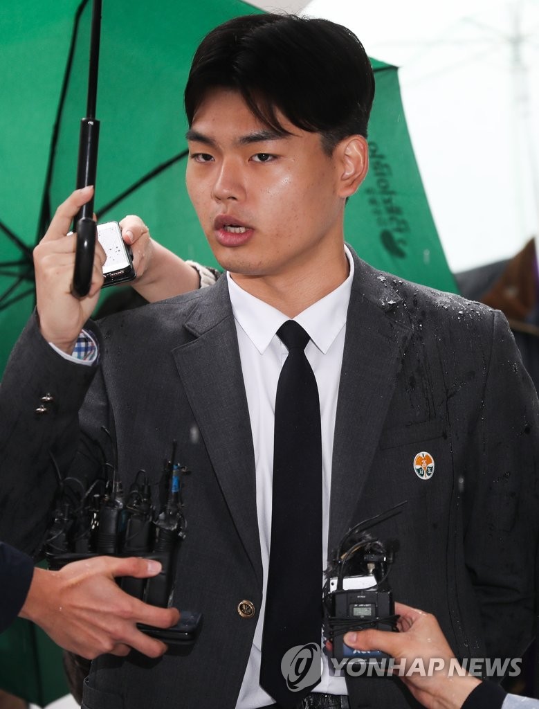 고소인 조사 출석한 더 이스트라이트 이석철