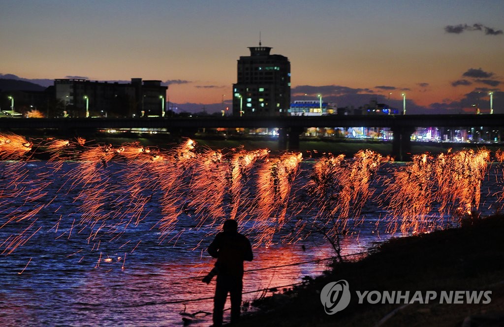 노을진 나루터에 낙화놀이