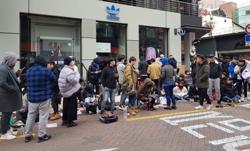 한정판 신발 사자…대구 동성로 매장 앞 600여명 장사진