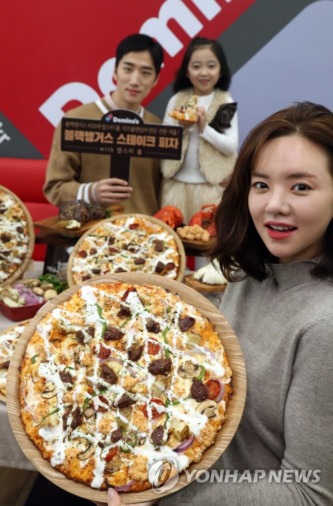 스테이크와 랍스터가 피자에