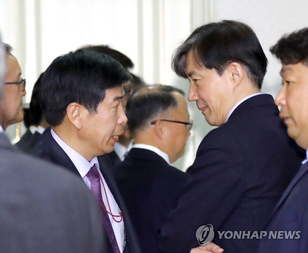 얘기 나누는 조국 민정수석과 백원우 민정비서관