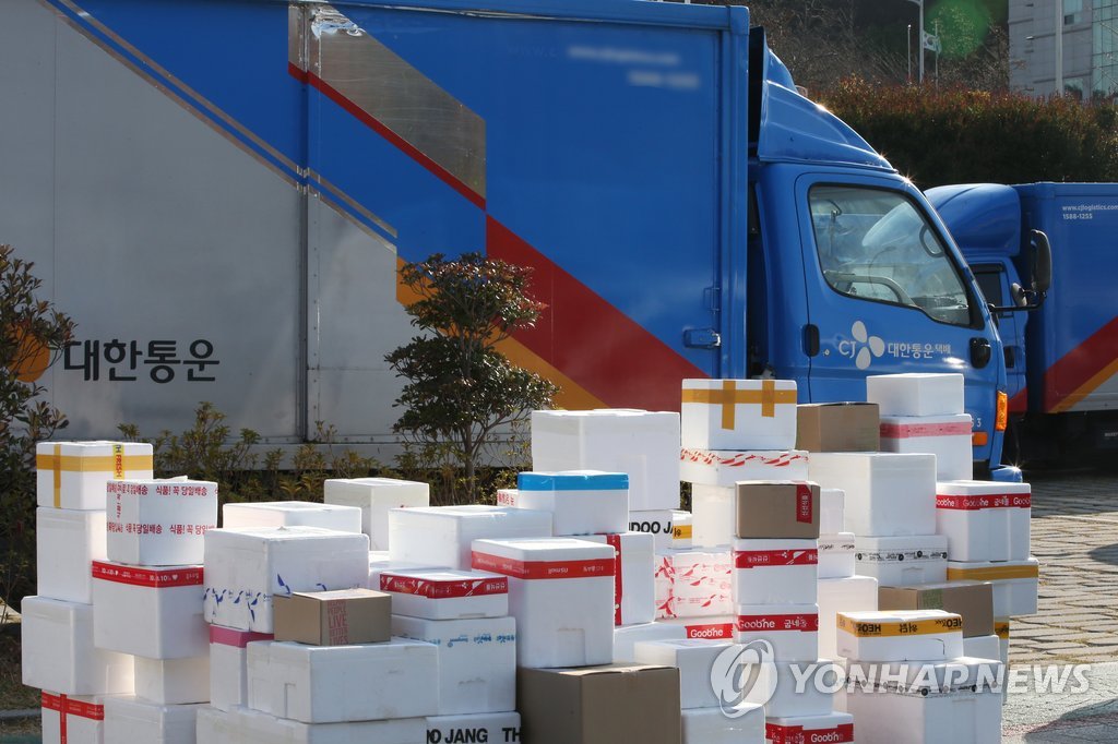 주차장에 쌓여있는 택배 박스