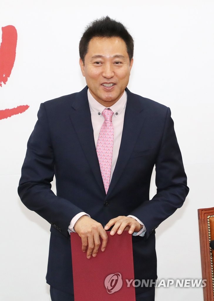 질문에 답하는 오세훈