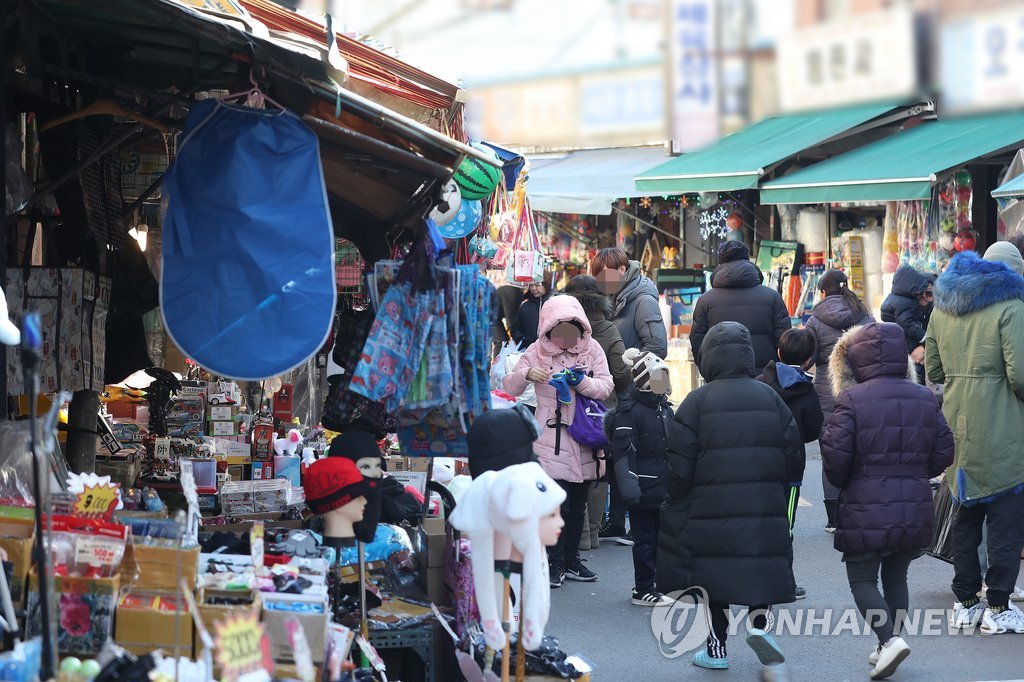 발길 이어지는 문구 완구 시장