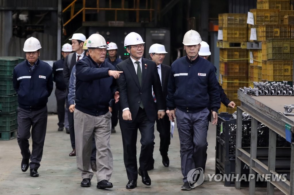 자동차 부품 기업 둘러보는 성윤모 장관