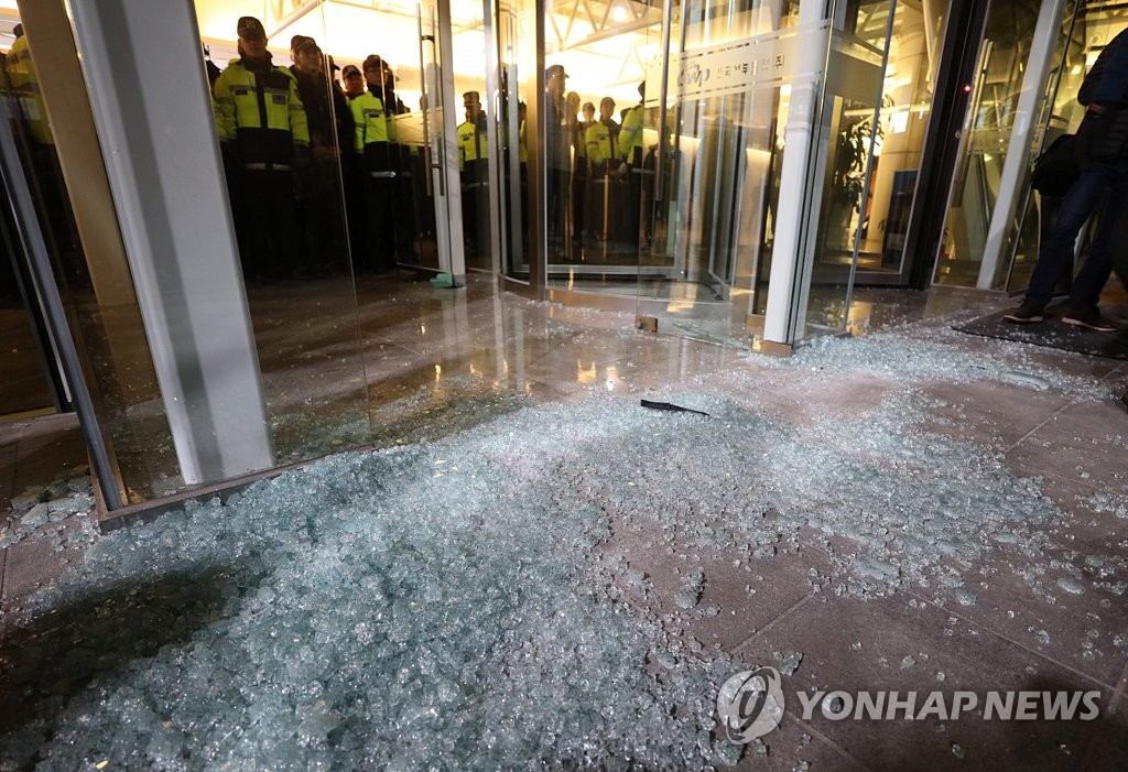 서부발전 현관 대형 유리 산산조각