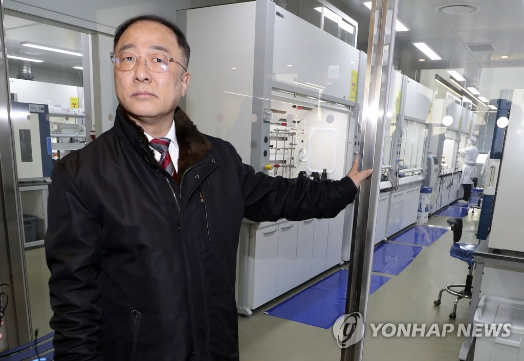 바이오 기업 둘러보는 홍남기 부총리