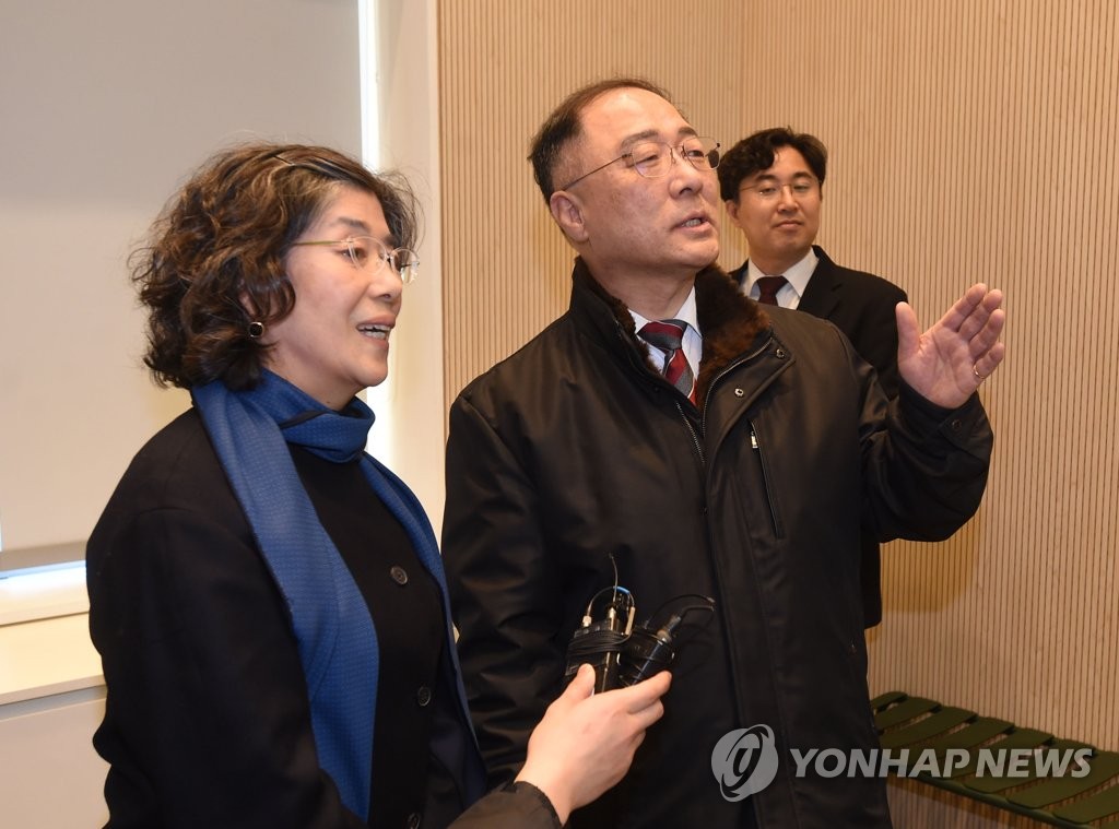 바이오·헬스 분야 기업 방문한 홍남기 부총리