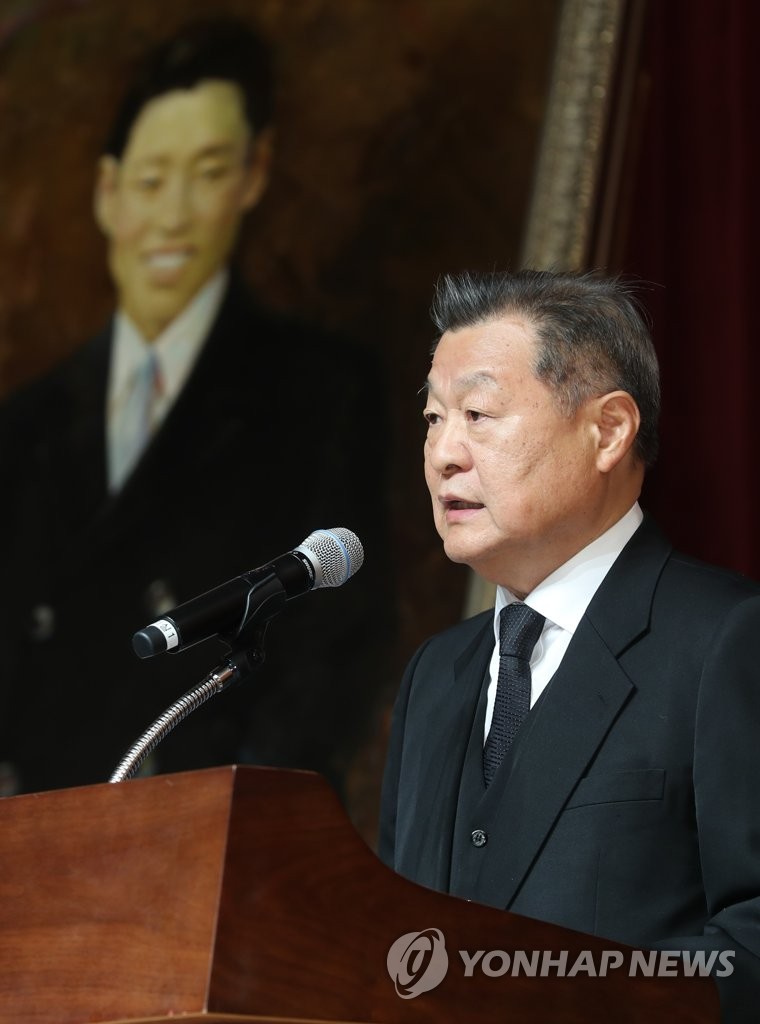 기념사하는 정수용 기념사업회장