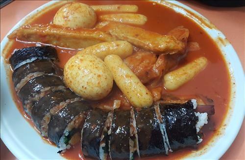 [주말 N 여행] 제주권: 군침이 꾸울꺽∼…먹거리 푸짐한 전통시장 돌아보기