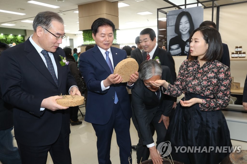 농협 청촌공간 살펴보는 이개호 장관과 김병원 회장