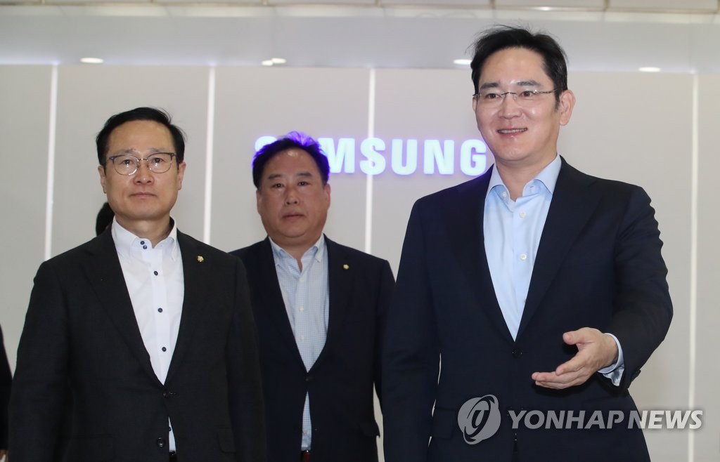 삼성전자 화성사업장 둘러보는 홍영표 원내대표