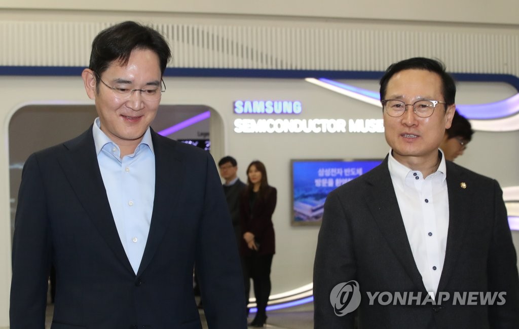 삼성전자 화성사업장 둘러보는 홍영표 원내대표