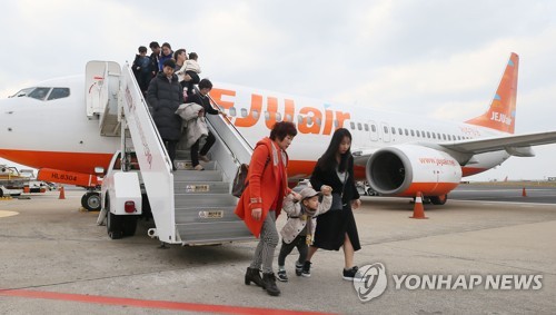 맛난 거 먹으며 가족 정 나눌 것…제주공항 귀성객으로 북적