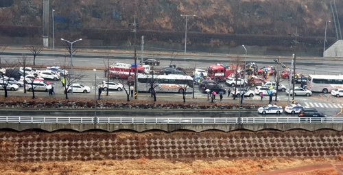 "중앙선 넘어 돌진한 차량과 정면충돌"…30대 운전자 숨져(종합)
