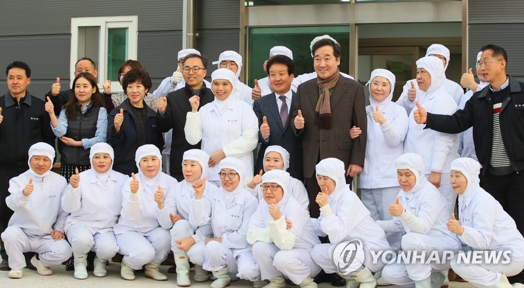 이 총리, 밤 가공시설 근로자들과 함께