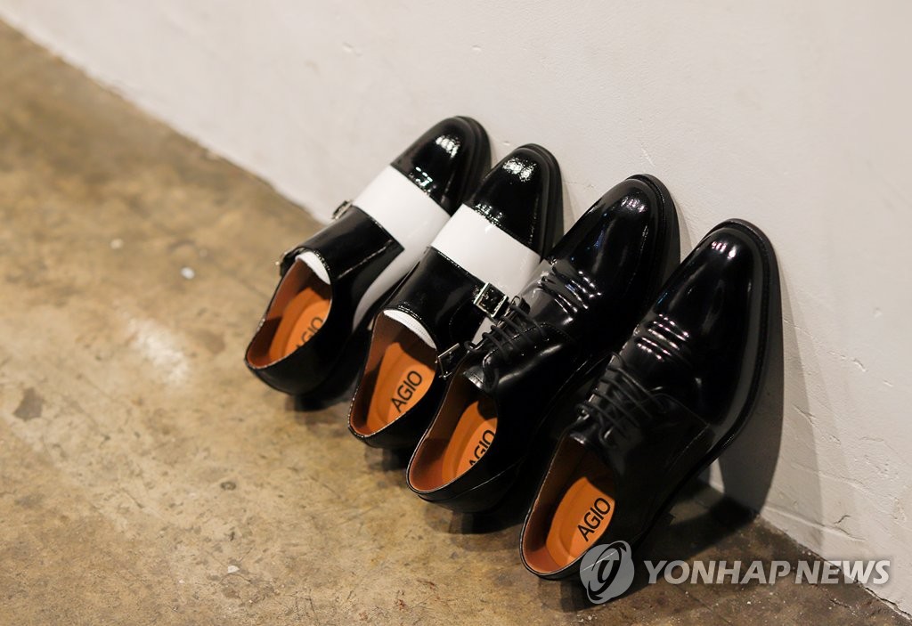 청각장애인 제작 아지오 구두, 문대통령 부부에 납품