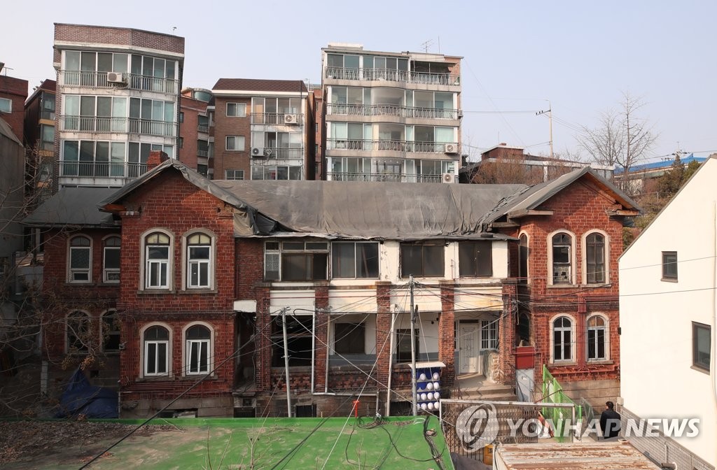 원형 복원작업 한창인 딜쿠샤