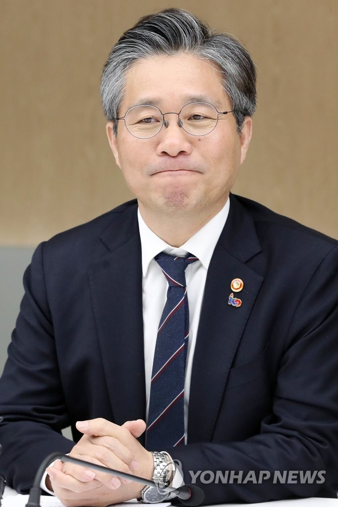 재생에너지 산업계 간담회 갖는 성윤모 장관