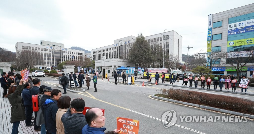 거리로 나선 시민들