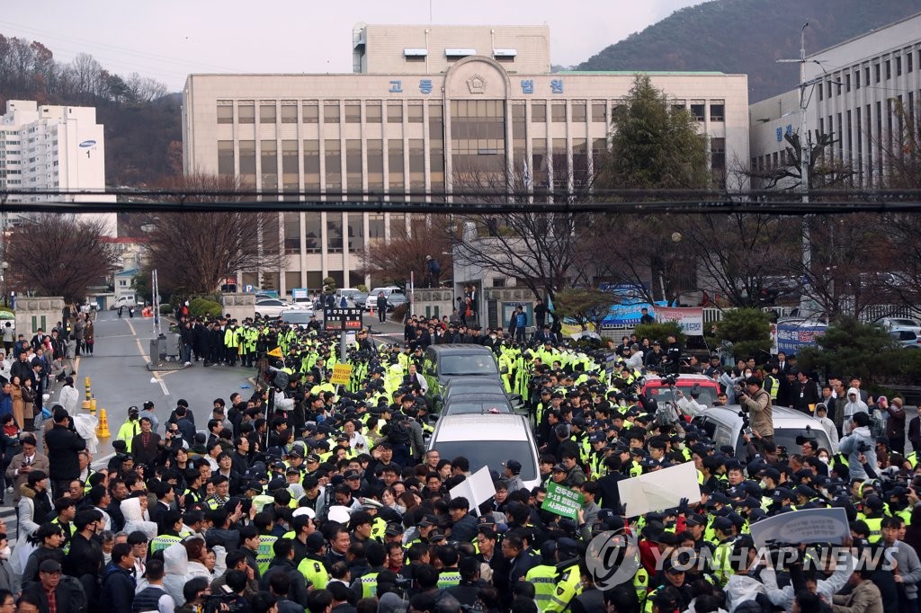 전두환 퇴장, 광주법원 진입로 메운 시위대