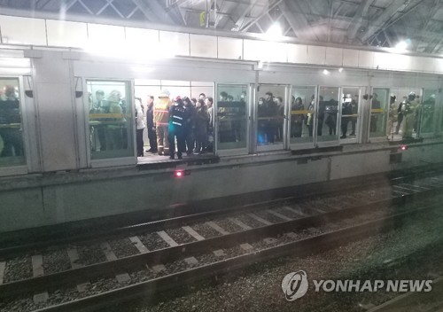 지하철 7호선 열차 도봉산역 터널서 탈선…승객 대피 중(종합)
