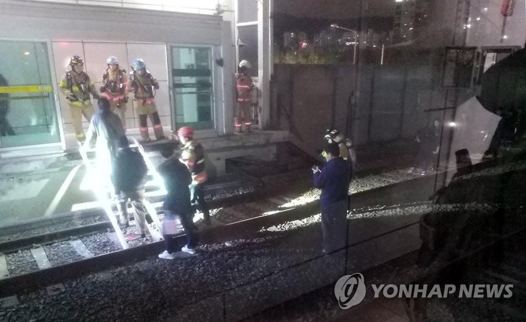 도봉산역 터널서 지하철 7호선 탈선…승객들 대피