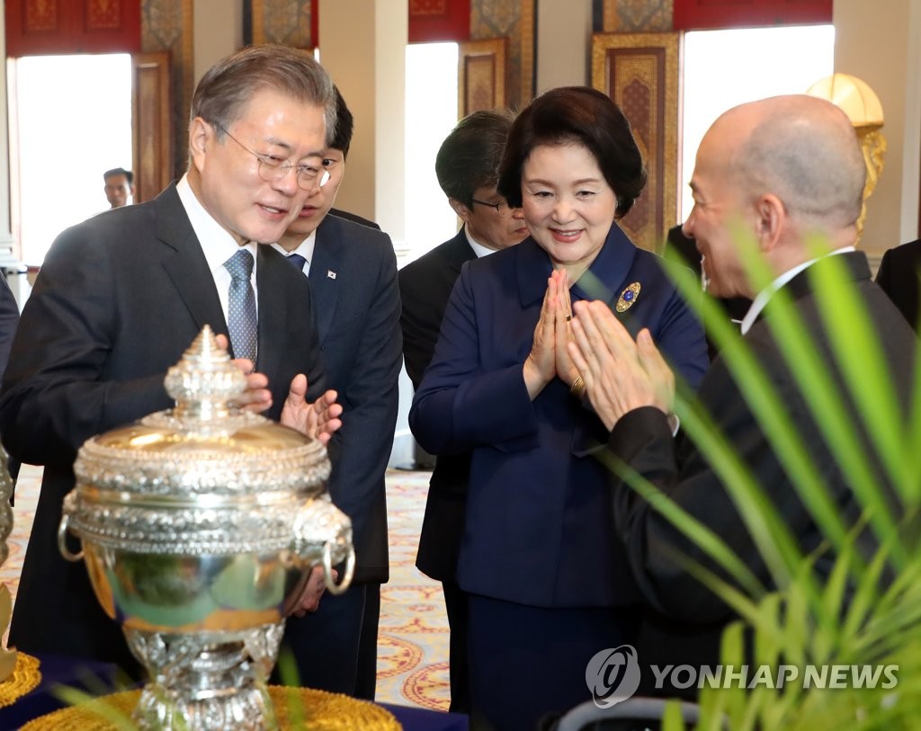캄보디아 국왕의 선물은? 은 물항아리와 은 접시