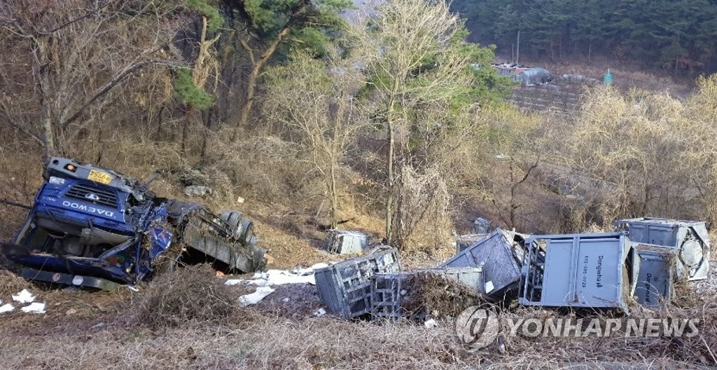 종잇장처럼 구겨진 화물차