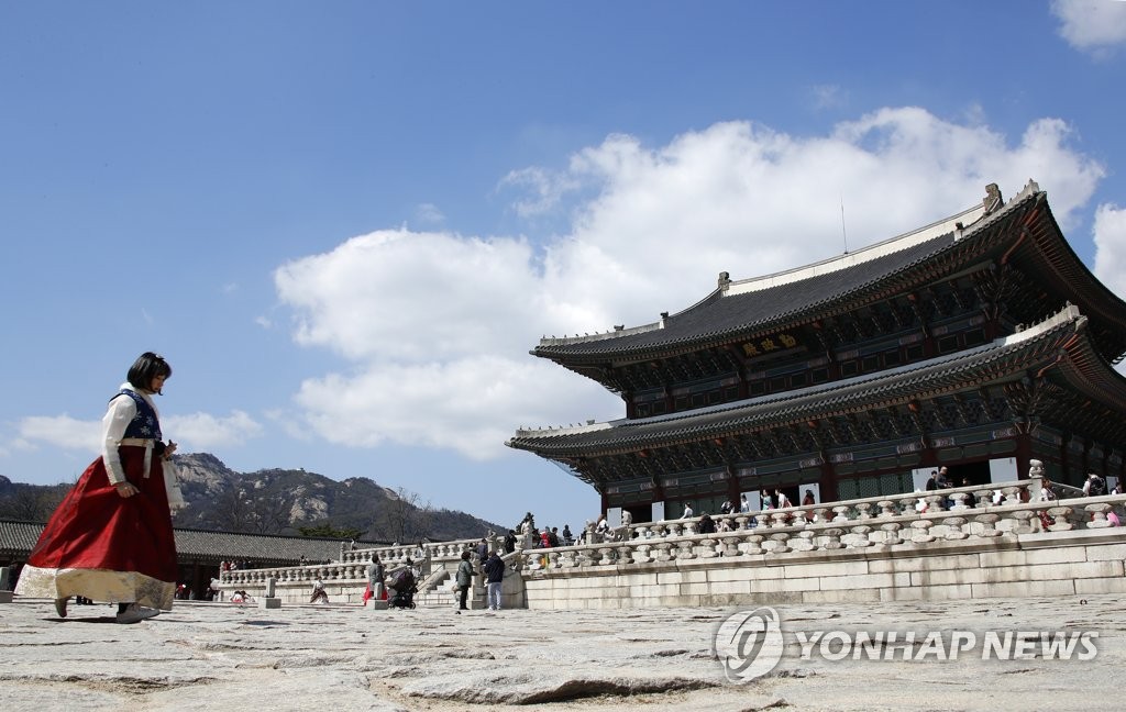 파란 하늘 아래 고궁의 봄 즐기는 관광객들