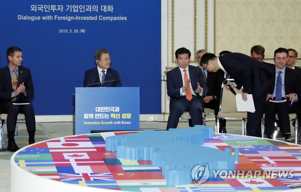 문 대통령에게 인사하는 주한중국상회 회장