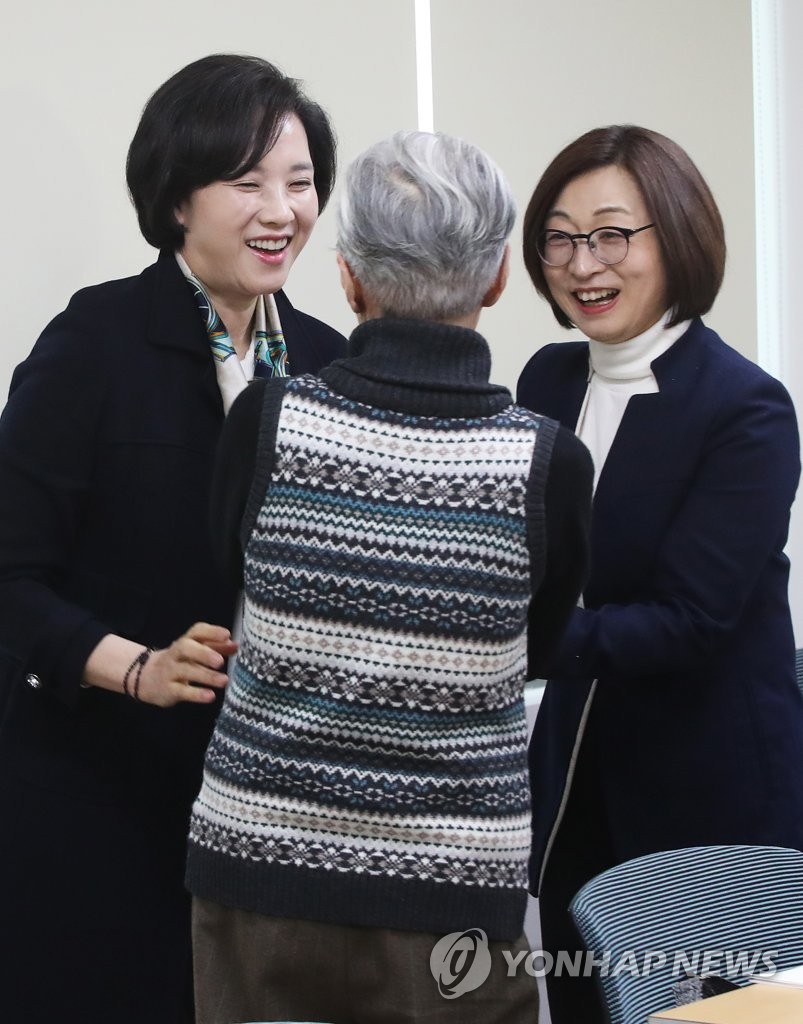 어르신과 인사 나누는 유은혜 부총리
