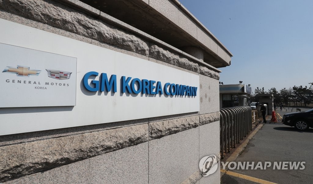 한국GM 군산공장으로 들어서는 차량