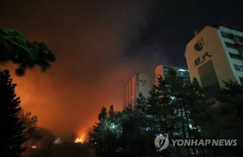 고성산불 속초 교동 아파트 단지까지 위협…주민 대피령(속보)