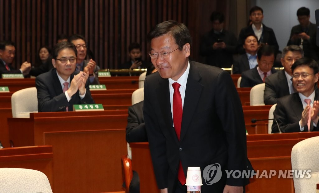 인사하는 정점식 의원