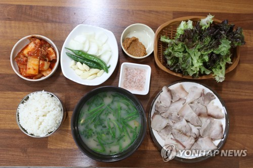 [음식기행] 진한 사투리에 양념 팍팍…소울푸드 밀양 돼지국밥