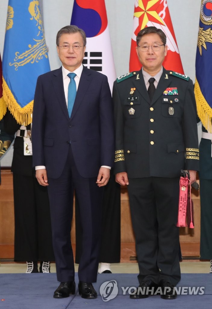 문 대통령과 8군단장