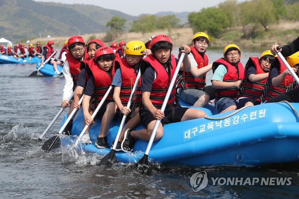 수상안전교육 체험하는 학생들