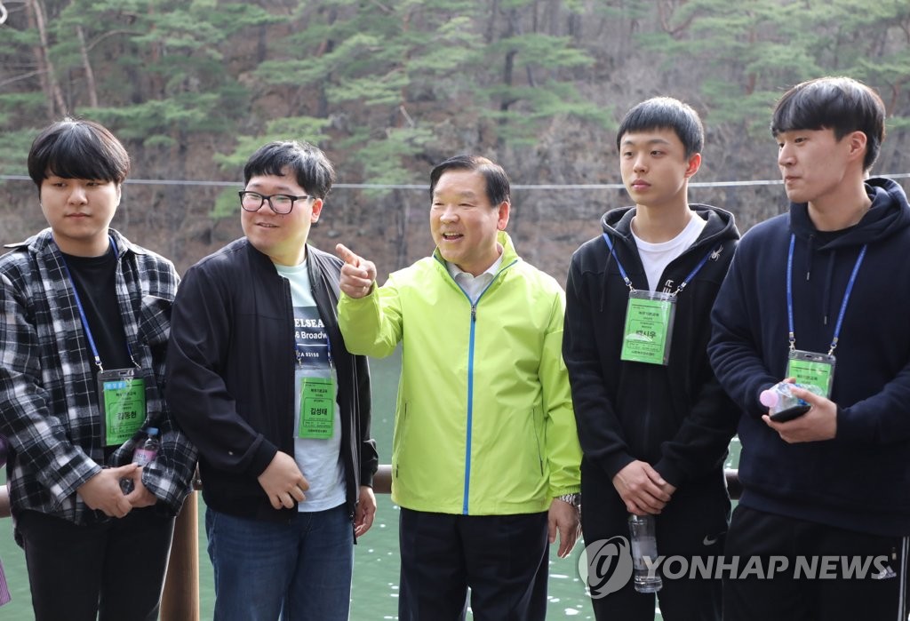 사회복무연수센터 요원들과 대화하는 기찬수 병무청장